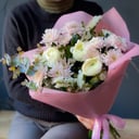 Букет «Светлый ангел» из ранункулюса и хризантем