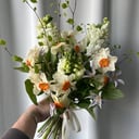 Полевой букет с нарциссами из экзотических цветов