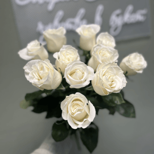 Букет из белых роз под ленту