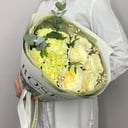 Matcha букет из белых роз ,эвкалипта из гвоздик