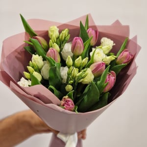 Букет «Амори» из тюльпанов и эустом