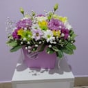 Композиция «Цветочные леденцы» из хризантем и эустом