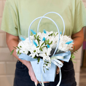 Коробка с цветами «Нежный комплимент» из хризантем