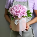 Шляпная коробка с цветами «Милая» из гортензий