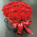 Красная роза в шляпной коробке