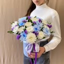 Шляпная коробка с цветами «Цветы в коробке из хризантем и статицы»