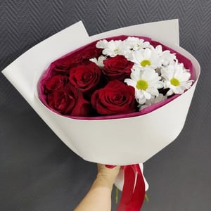Букет ромашки и красных роз из хризантем