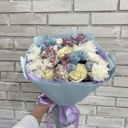 Букет бело голубой из хризантем и роз