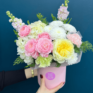 Шляпная коробка с цветами «Скучаю» из экзотических цветов и роз