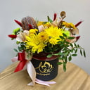 Шляпная коробка с цветами «Брутальная композиция» из хризантем и альстромерий