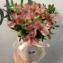 Шляпная коробка "Альстра" из альстромерий