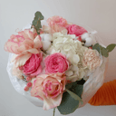 Нежный букет с хлопком из роз и гвоздик