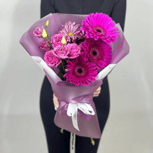 Букет «Малиновый бриз» из гербер и эустом