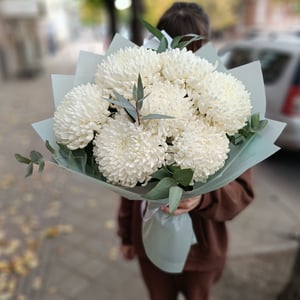 Букет «Белые хризантемы в оформлении»