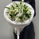 Букет из белых альстромерий