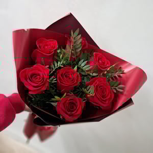 Букет красных роз с зеленью