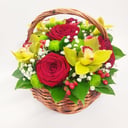 Корзина с розой и орхидеей из хризантем и гипсофил