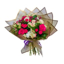 Авторский букет со сладким подарком из роз и альстромерий