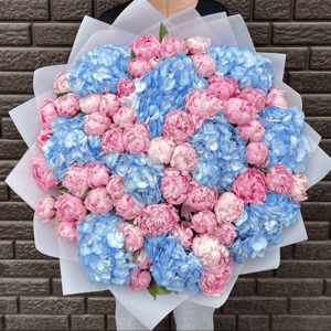 Авторский букет с пионами и гортензией