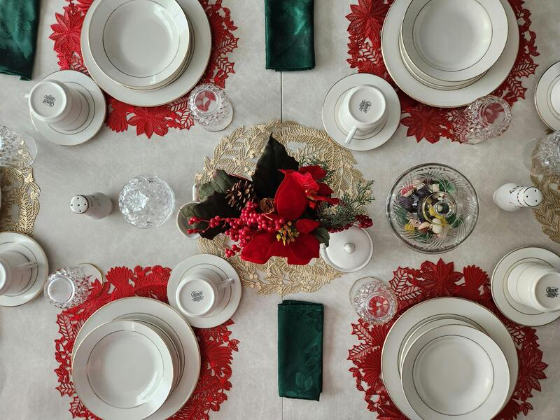 сервировка в красном цвете