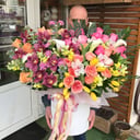 Шляпная коробка с цветами «Самой любимой» из роз и тюльпанов