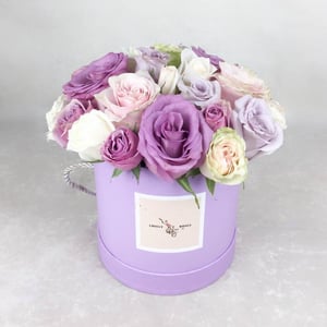 Шляпная коробка с цветами «Фиолетовые розы в коробке»