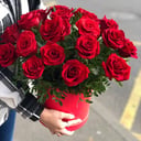 Шляпная коробка с цветами «Алая роза»