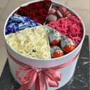 Подарочный набор с конфетами и макарунса из роз