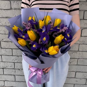 Букет из 9 тюльпанов с ирисами "Струны"
