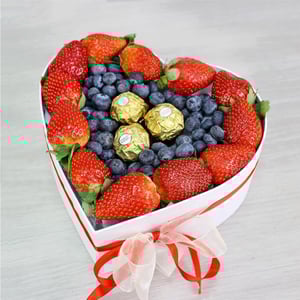 Сердце клубники и голубики с Ферреро