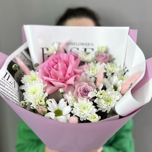 Букет «Небольшая композиция из роз и хризантем»