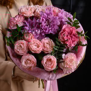 Нежный букет авторский из гвоздик и роз