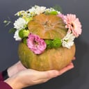 Цветочная композиция в тыкве из хризантем и эустом