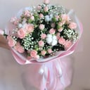 Букет из кустовой розы и гипсофилы