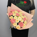 Букет из диантусов и кустовых роз