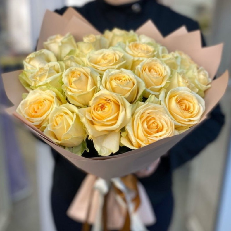 Букет из 21 кремовых роз в дизайнерской