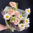 Букет «Весенний шик» из ромашек и сирени