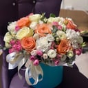 Шляпная коробка с цветами «Гелвей» из роз и эустом