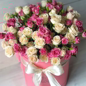 Шляпная коробка с цветами «Композиция из кустовых роз»