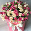 Шляпная коробка с цветами «Композиция из кустовых роз»