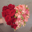 Композиция из роз в виде сердца