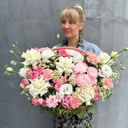 Корзина из роз, эустом, хризантем