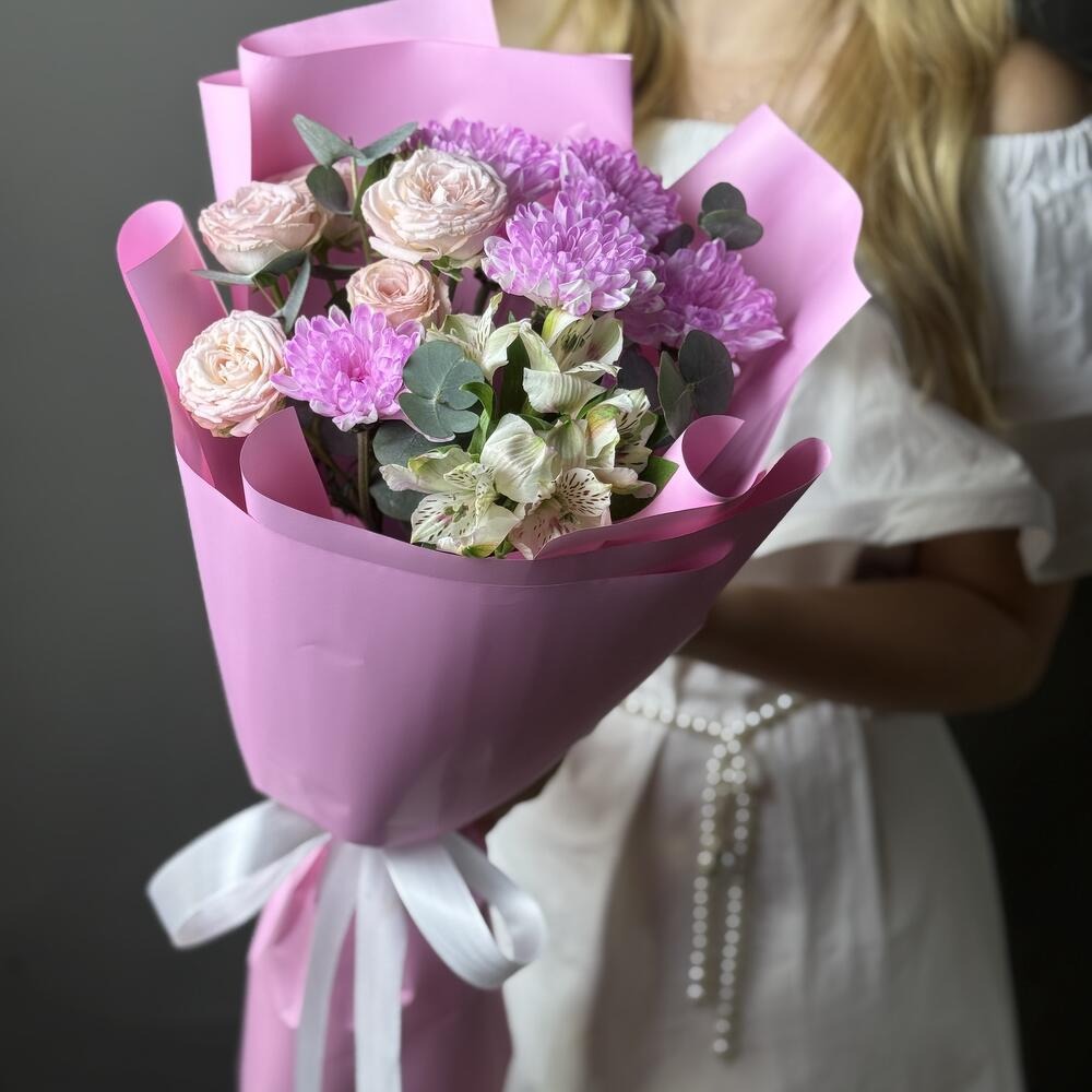 Изящный букет из хризантем и альстромерий