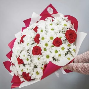 Букет из 22 роз и 15 хризантем