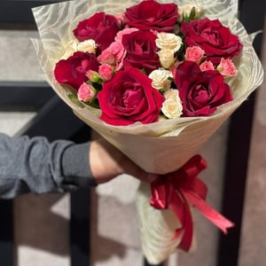 Букет «Красные всплески» из роз