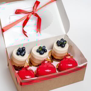 Набор пирожных с сердцами