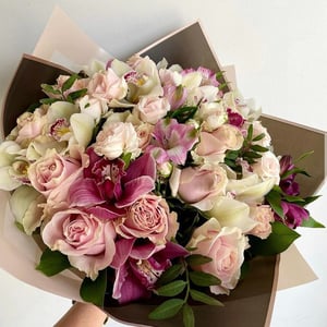 Букет «Шикарное кружево» из роз и орхидей