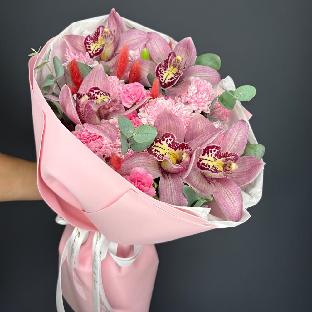 Букет с орхидеей в оформлении