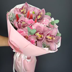 Букет с орхидеей в оформлении