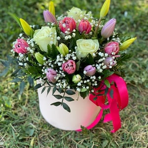 Шляпная коробка с цветами «Таитиан» из тюльпанов и роз